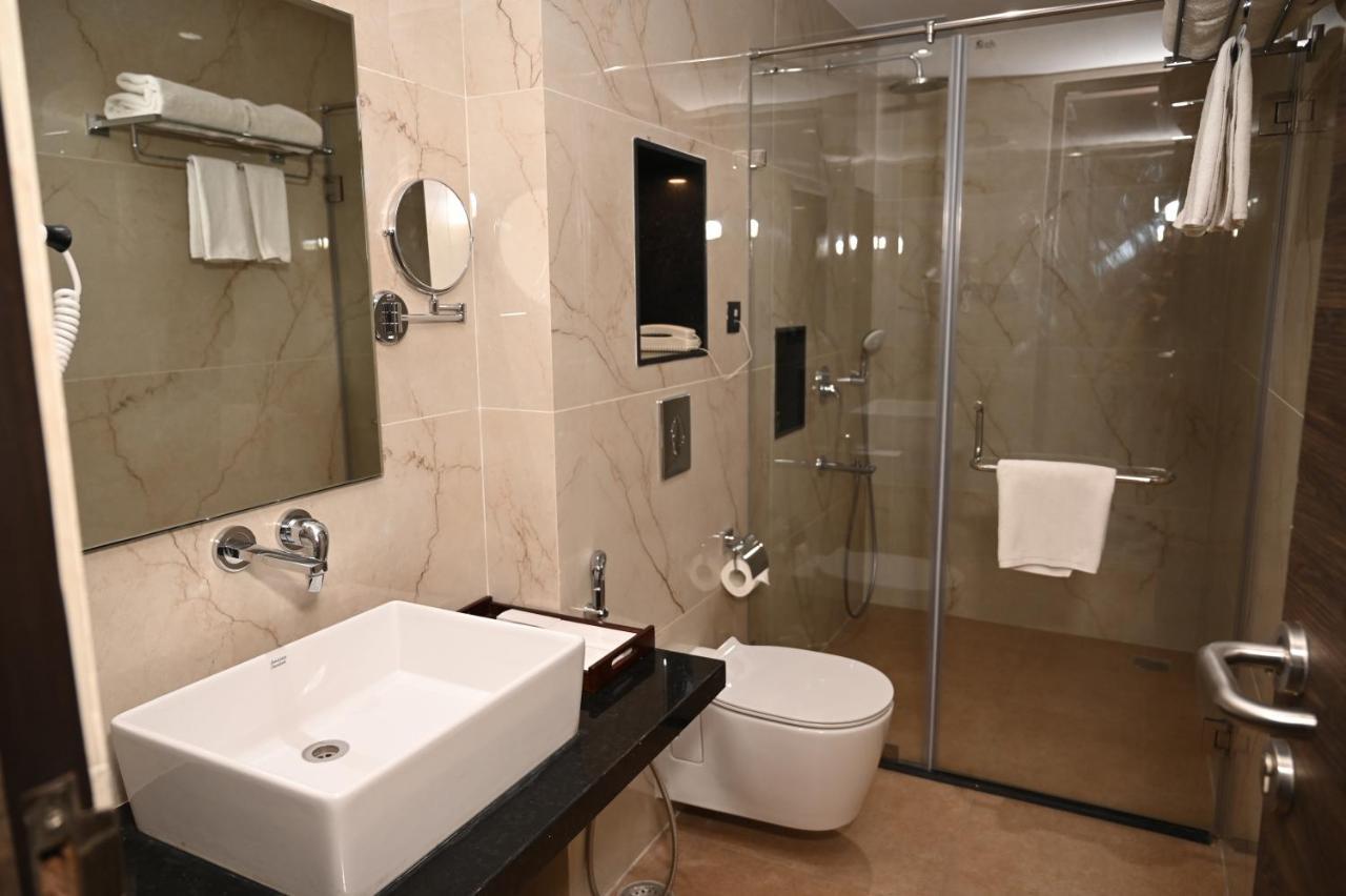 Sachika Hotels, Гувахати Екстериор снимка