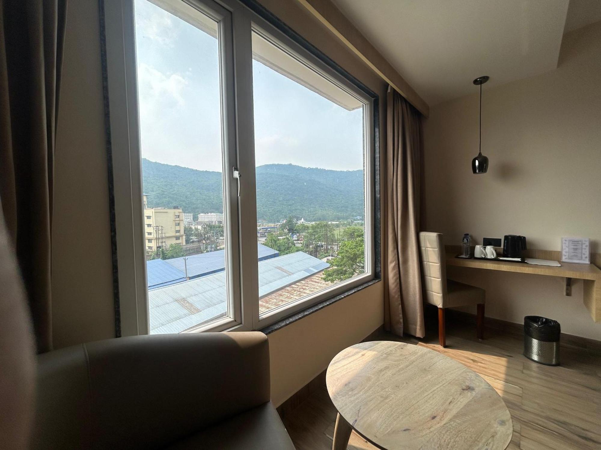 Sachika Hotels, Гувахати Екстериор снимка